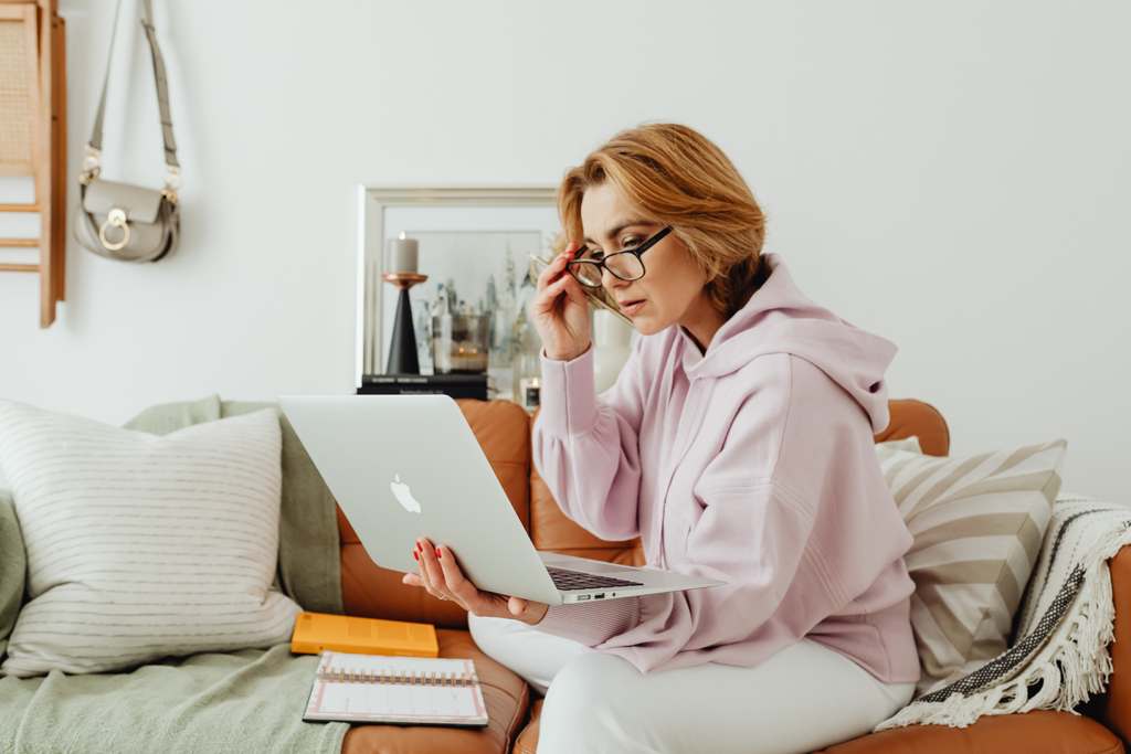 Me certifier 45 kaboompics woman uses laptop working from home 20521